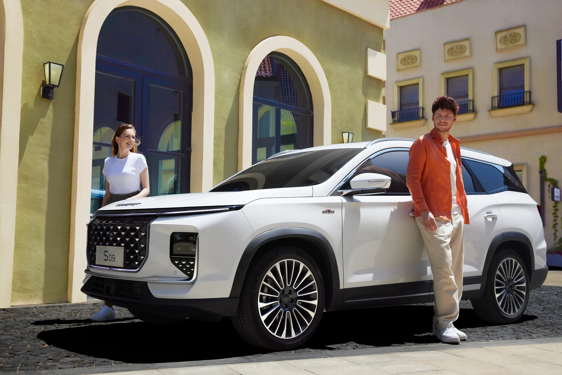 Una familia junto a un SOUEAST S09 blanco en la ciudad